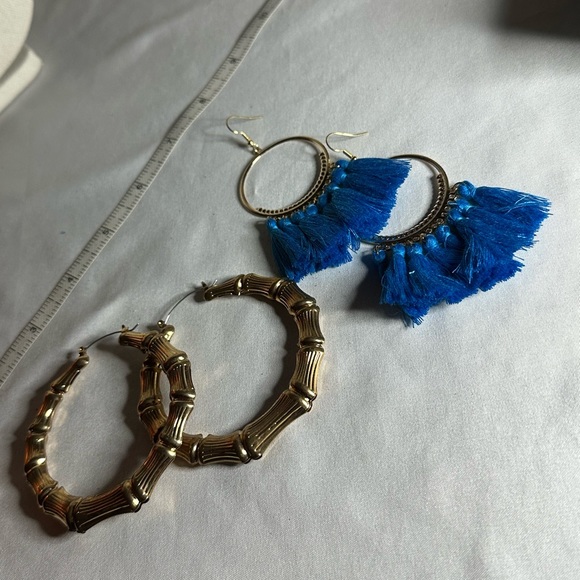 Two pair of goldtone and blue fringe earrings - Picture 5 of 6